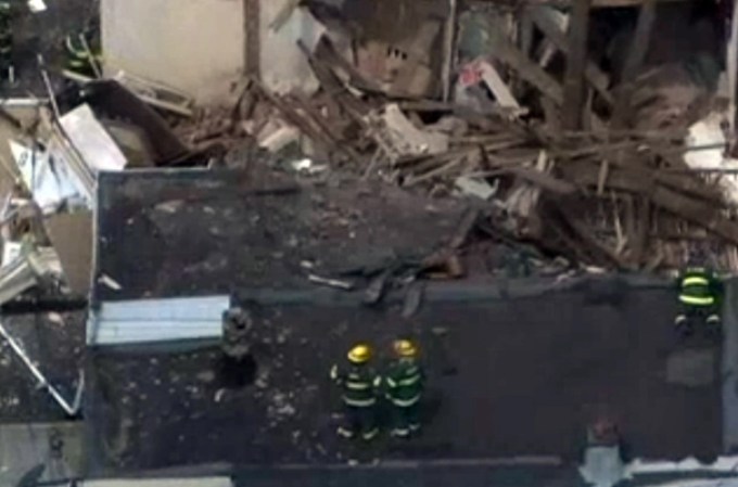 El personal de emergencia se vio obligado a paralizar el tráfico, e ir de puerta en puerta para evacuar la zona del desastre como precaución, según reportó la cadena NBC.