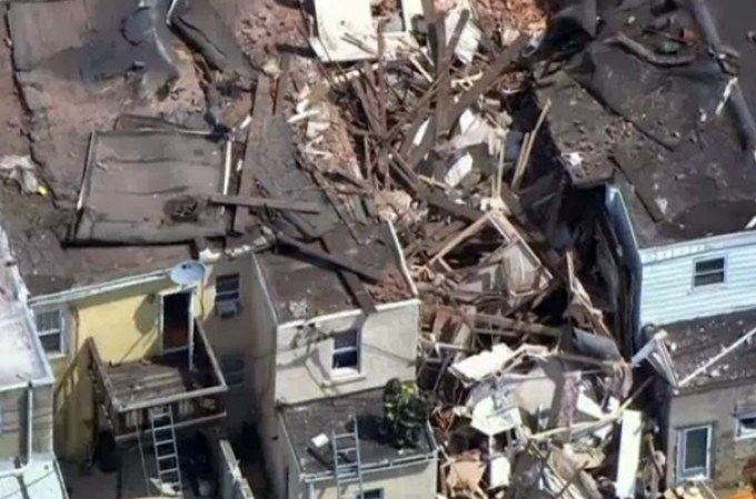 El departamento de bomberos investiga si la causa de la explosión fue a causa de un escape de gas.