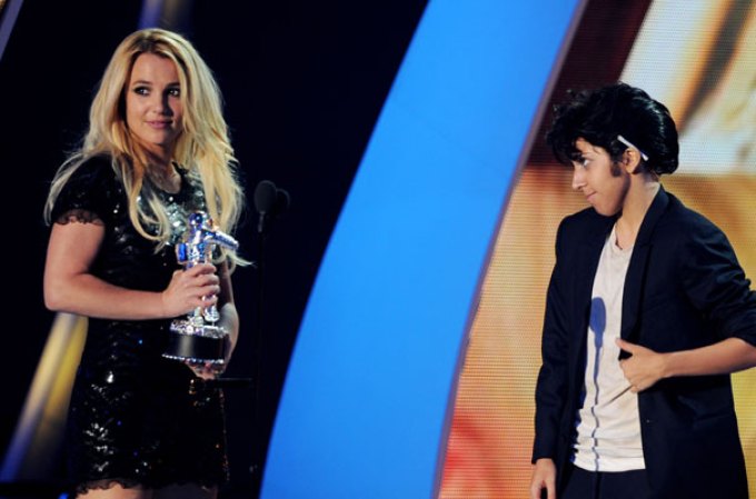 En sexto lugar:<br />Britney Spears. La veterana cantante ha sorprendido con este puesto, pues hace tan solo dos años su carrera parecía haberse agotado.