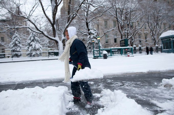 Efectos de una poderosa tormenta en el área tri-estatal de Nueva York, que dejó a su paso más de un pie de nieve.