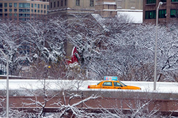 Efectos de una poderosa tormenta en el área tri-estatal de Nueva York, que dejó a su paso más de un pie de nieve.