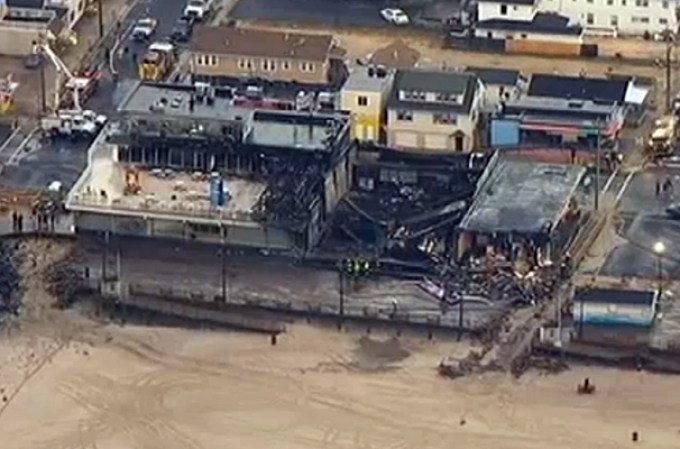 Vientos de hasta 30 millas por hora propulsaron las llamas hacia el lado norte, causando la destrucción de al menos 32 negocios.