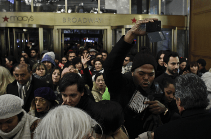 29 DE OCTUBRE: Se generan múltiples peleas y forcejeos durante el Viernes Negro, el gran día de ir de compras en Estados Unidos.