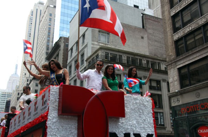 Miles de boricuas acapararon las calles de la Quinta Avenida de Nueva York, donde celebraron unidos y por todo lo alto el orgullo puertorriqueño.