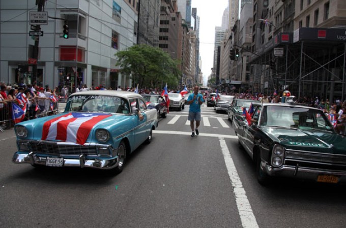 Miles de boricuas acapararon las calles de la Quinta Avenida de Nueva York, donde celebraron unidos y por todo lo alto el orgullo puertorriqueño.