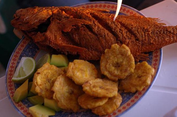 Una de las playas más visitadas e icónicas de Republica Dominicana es la de Boca Chica, la cual cuenta con una inigualable receta para preparar el pescado frito o al vapor.