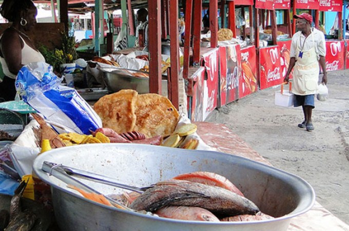 Una de las playas más visitadas e icónicas de Republica Dominicana es la de Boca Chica, la cual cuenta con una inigualable receta para preparar el pescado frito o al vapor.