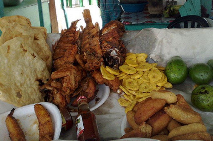 Una de las playas más visitadas e icónicas de Republica Dominicana es la de Boca Chica, la cual cuenta con una inigualable receta para preparar el pescado frito o al vapor.