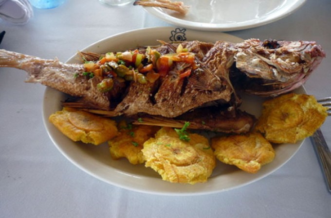 Una de las playas más visitadas e icónicas de Republica Dominicana es la de Boca Chica, la cual cuenta con una inigualable receta para preparar el pescado frito o al vapor.