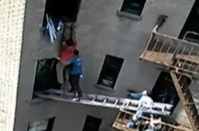 17 DE SEPTIEMBRE, 2013: Un hombre fue rescatado milagrosamente de un apartamento en llamas por un grupo de buenos samaritanos en Nueva York.