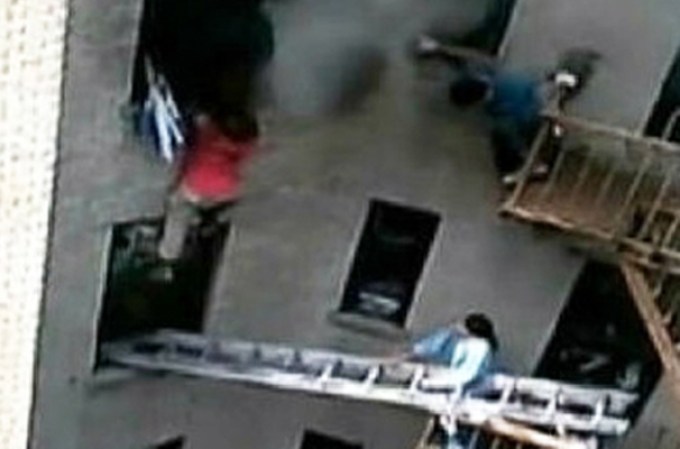 Los héroes extendieron la escalera y pudieron rescatar a la víctima sano y salvo.