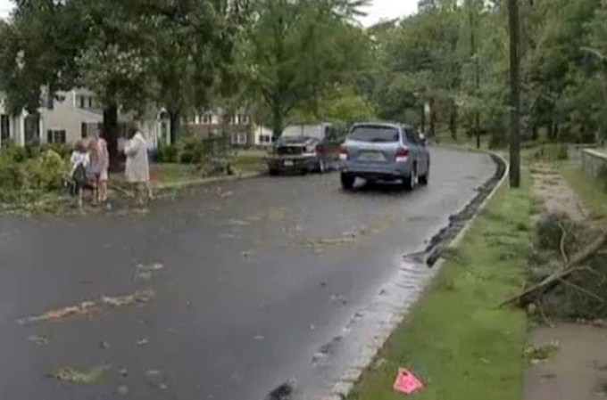 El tornado cargó con vientos de 65 a 85 millas por hora y tuvo un recorrido de 4.8 millas.