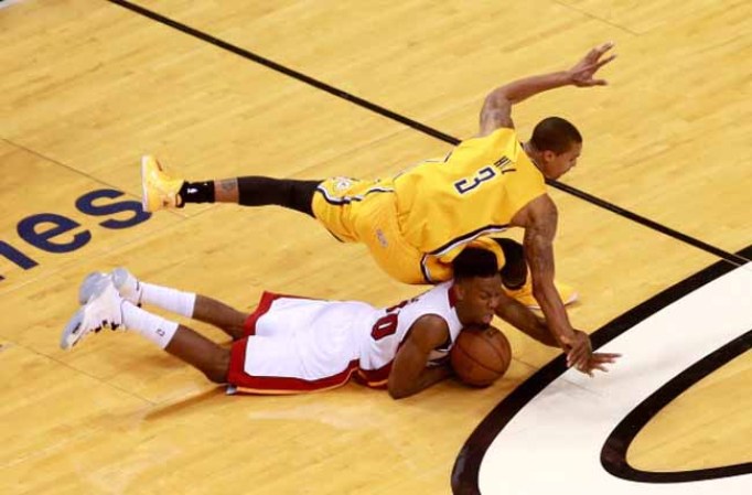 El Heat de Miami derrota espectacularmente a los Peacers de Indiana en tiempo extra 103-102 con soberbia canasta de Lebron James.
