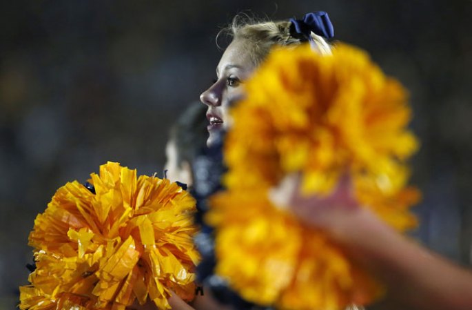 Las porristas de la NFL y del "football" universitario asombran con su belleza y su energía.