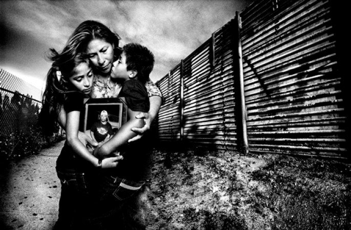 FOTOS DE LA CAMPAñA “TORN APART” DE HUMAN RIGHTS WATCH. En 2010, guardias fronterizos golpearon y le dispararon a Anastasio Hernández Rojas con una pistola eléctrica en San Ysidro, California. Murió tres días después. La autopsia determinó que su muerte fue homicidio, con hipertensión y metanfetaminas como factores contribuyentes. Rojas había sido deportado unos meses antes y fue detenido cuando trataba de reunirse con su esposa, María Puga, y sus gemelos de 7 años de edad, Daniela y Daniel, en la foto junto a la pared donde fue golpeado su padre.