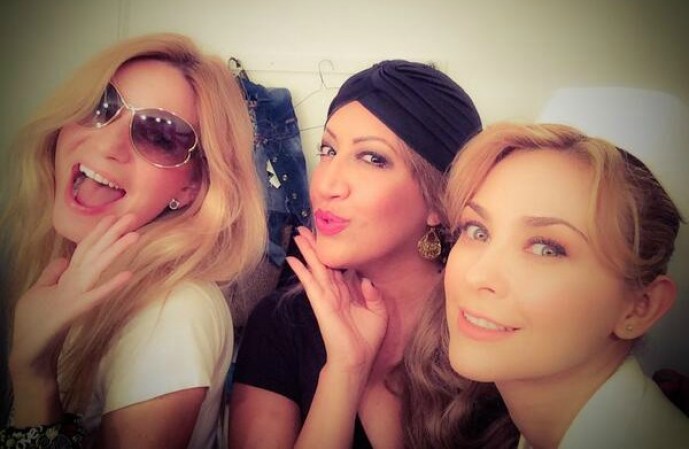Ericka Flores @erickaflores @diezmanola @aracelyarambula aww girls time pic.twitter.com/ZvQFjeXnKC • 10 de julio.