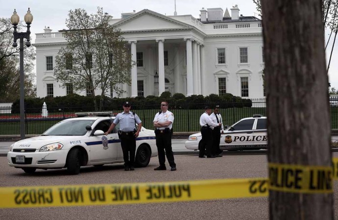 El Servicio Secreto de Estados Unidos y funcionarios de la policía hacen guardia frente a la Casa Blanca, en la avenida Pennsylvania en Washington.