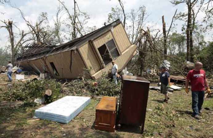 El estado de Oklahoma está de luto tras el paso de un descomunal sistema de tornados que ha costado decenas de vidas.