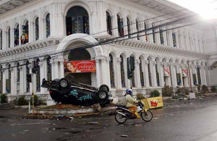 Tras la tragedia, Filipinas intenta levantarse pidiendo ayuda desesperadamente.