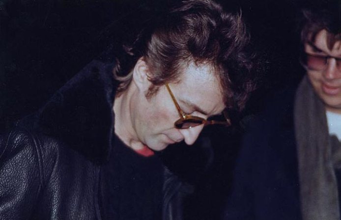 En esta imagen, tomada horas antes de su muerte, Lennon le da un autógrafo a Chapman.