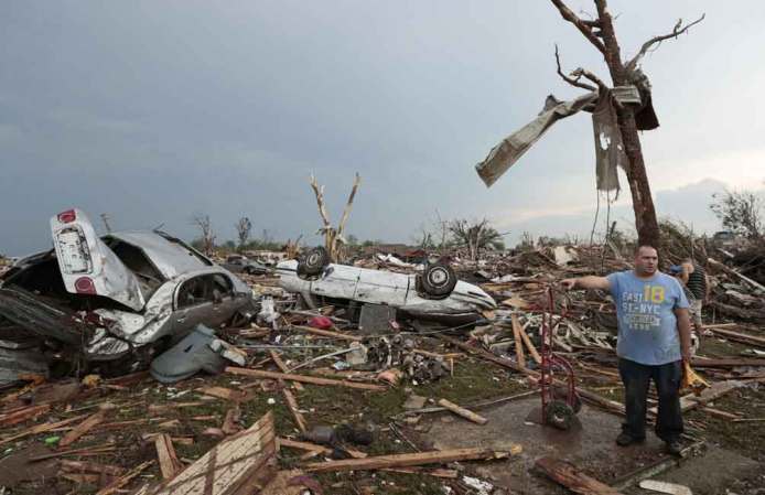 El estado de Oklahoma está de luto tras el paso de un descomunal sistema de tornados que ha costado decenas de vidas.