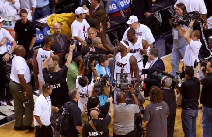 El Heat de Miami derrota espectacularmente a los Peacers de Indiana en tiempo extra 103-102 con soberbia canasta de Lebron James.
