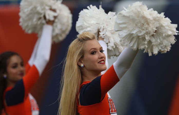 Las porristas de la NFL y del "football" universitario asombran con su belleza y su energía.