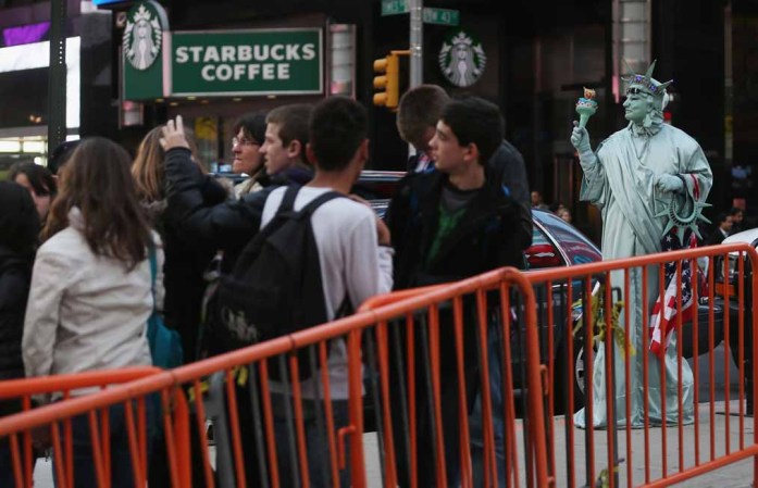 ABRIL 15, 2013 - La tragedia ocurrida este lunes en el maratón de Boston elevó las medidas de seguridad en otras ciudades del país. En la foto: transeúntes en Times Square en NY.