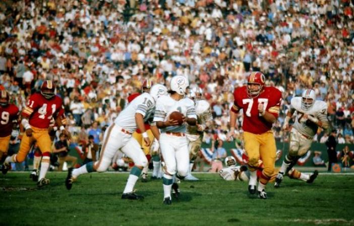 2.- DOLPHINS, 1972, Finalizaron primeros en ofensiva y defensiva. Le ganaron el Super Bowl VII los Redskins 14-7.