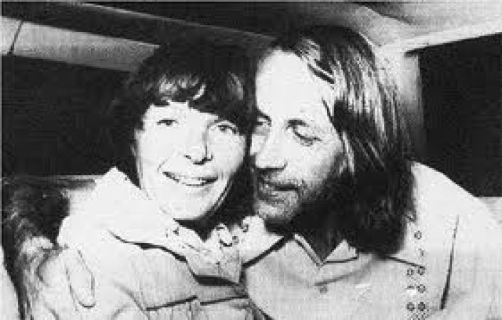 El nombre de William Frank Niehous se hizo publico ya que fue víctima de un secuestro en el año 1976. Logro ser rescatado 3 años y 4 meses después. Fue un alto directivo de la Transnacional Owens Illinois cuya planta esta ubicada en Valencia, España, entre Ciudad Alianza y Paraparal.