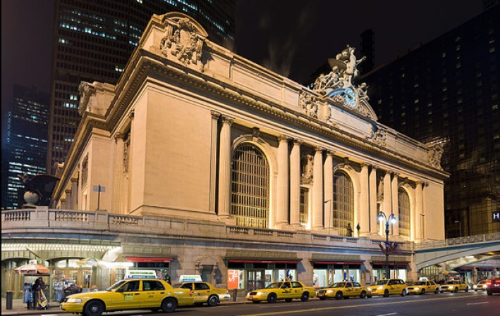 Grand Central: Localizada en el Centro de Nueva York, entre la calle 42 y Park Avenue, también es conocida como Grand Central Station, e inicialmente fue nombrada Ferrocarril Central de Nueva York, tras su construcción en 1915 . La Terminal de Grand Central es considerada la más grande del mundo en número de andenes, y su construcción se sigue expandiendo en la actualidad.
