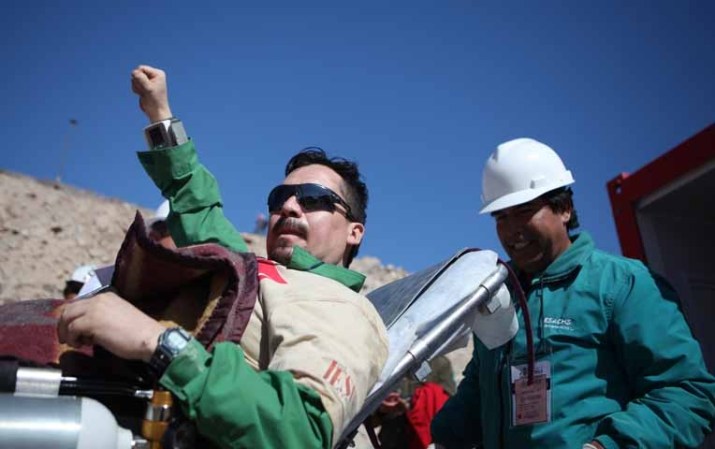 Uno a uno los mineros hicieron su salida para ser recibidos por familiares y amigos.