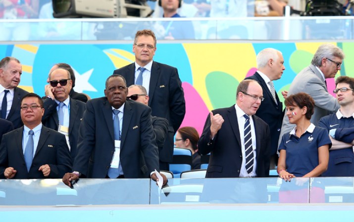 Presidente de CAF Issa Hayatou, Principe Albert de Monaco hablando con la ministro francesa por los derechos de las mujeres.