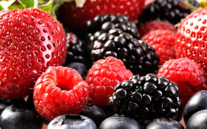 Fresas y moras: Son deliciosas y entre más obscuras mejor. Ricas en antioxidantes y vitamina E, ayudan a nuestra piel a combatir los daños causados por los Rayos UV así como a la regeneración de colágeno.