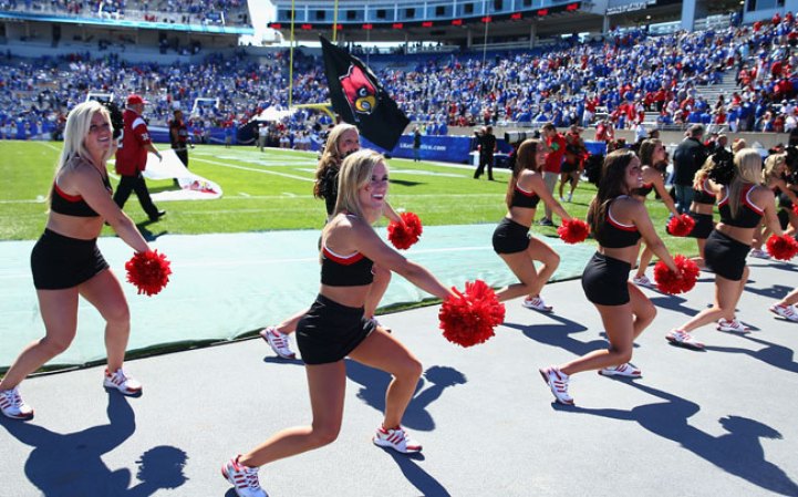 Las porristas de la NFL y del "football" universitario asombran con su belleza y su energía.