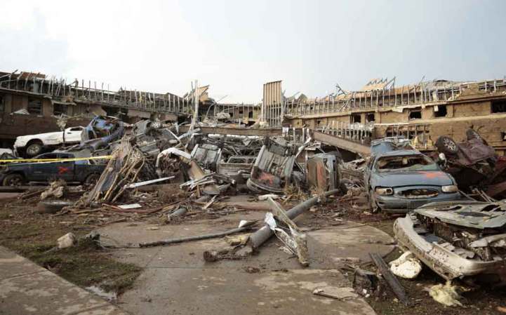 El estado de Oklahoma está de luto tras el paso de un descomunal sistema de tornados que ha costado decenas de vidas.