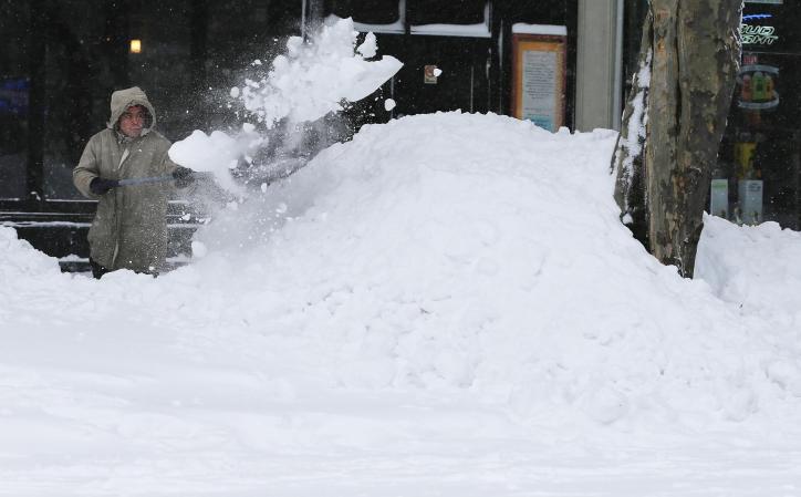 Efectos de una poderosa tormenta en el área tri-estatal de Nueva York, que dejó a su paso más de un pie de nieve.