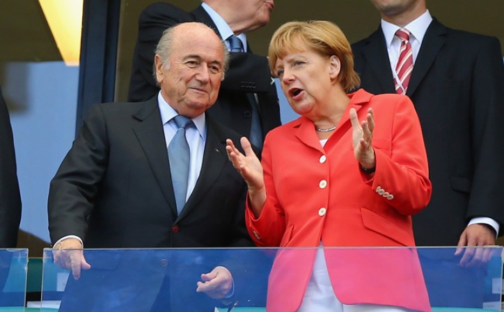 Presidente Joseph Blatter y la alemana Angela Merkel durante el encuentro entre Alemania y Portugal.