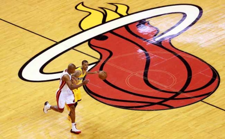 El Heat de Miami derrota espectacularmente a los Peacers de Indiana en tiempo extra 103-102 con soberbia canasta de Lebron James.