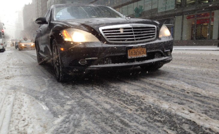 Una poderosa tormenta de nieve azota al área tri estatal de Nueva York.