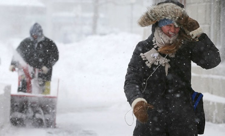 Efectos de una poderosa tormenta en el área tri-estatal de Nueva York, que dejó a su paso más de un pie de nieve.