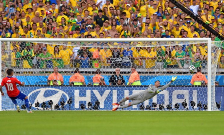 Gonzalo Jara, al intentar evitar un remate de David Luiz tras un saque de esquina, introdujo el balón contra su portería en el minuto 18 y Alexis Sánchez, de tiro cruzado, logró el gol del empate para Chile en el minuto 32.