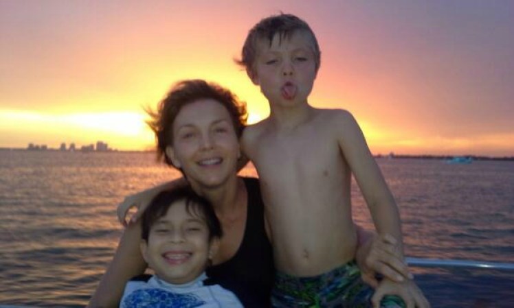 Laura Aurora Flores @LauraFloresMx en el mar pic.twitter.com/7z22l6BToA • 7 de julio.