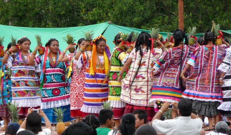 La Guelaguetza es una celebración que tiene lugar en la ciudad de Oaxaca de Juárez, capital del estado mexicano de Oaxaca, ubicado en el sur del país; pero que también se replica en otros pueblos de la región.