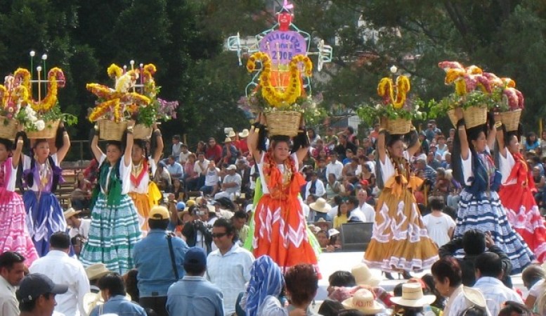 La identidad y valores de los pueblos oaxaqueños cobra vigencia cada año en la Guelaguetza, fiestas llenas de misticismo, alegría y vigoroso colorido que realizan con verdadero entusiasmo.