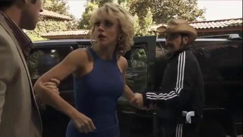 Antes de subir a las camionetas para huir, Aurelio culpa a Mónica de haber traído a Mejía y sus hombres.