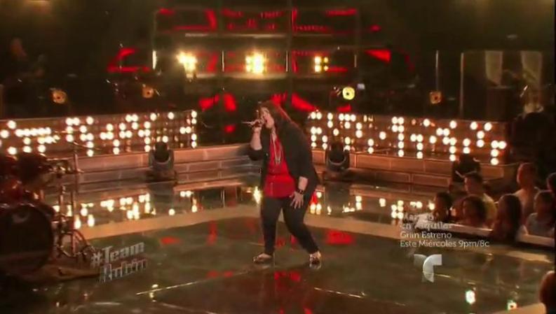 El show arrancó de la mano de Kemily, que ofreció la primera actuación de la noche, con una espectacular fuerza rockera.