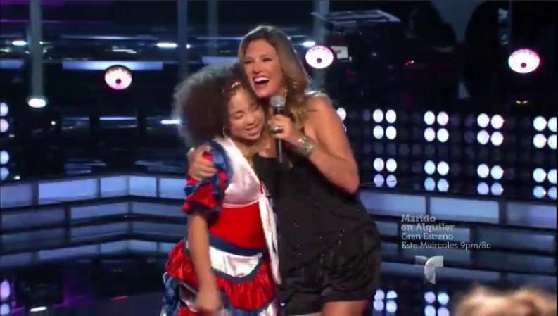 Daisy Fuentes compartió la alegría de los niños al finalizar sus actuaciones.