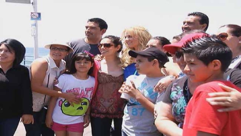 Durante una de las grabaciones, varias personas aprovecharon para tomarse fotos con la actriz mexicana nacida en Ucrania.