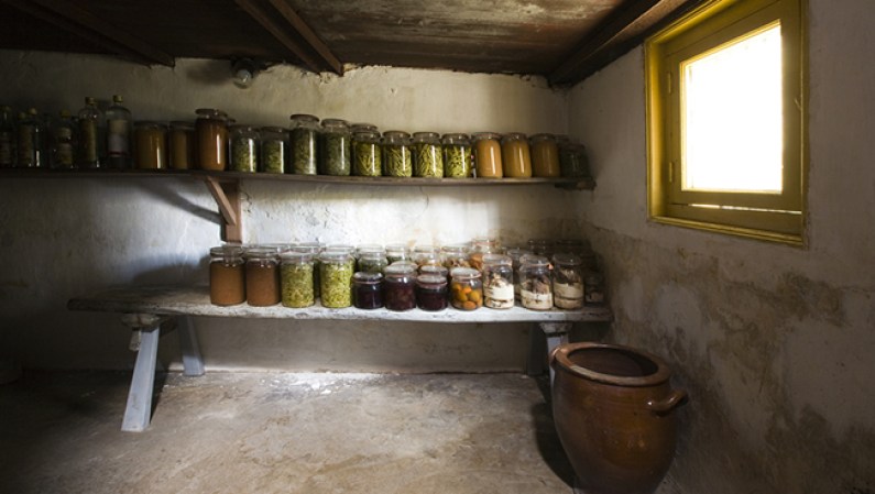 Almacena el agua y la comida en un lugar oscuro, seco y sin productos de limpieza.